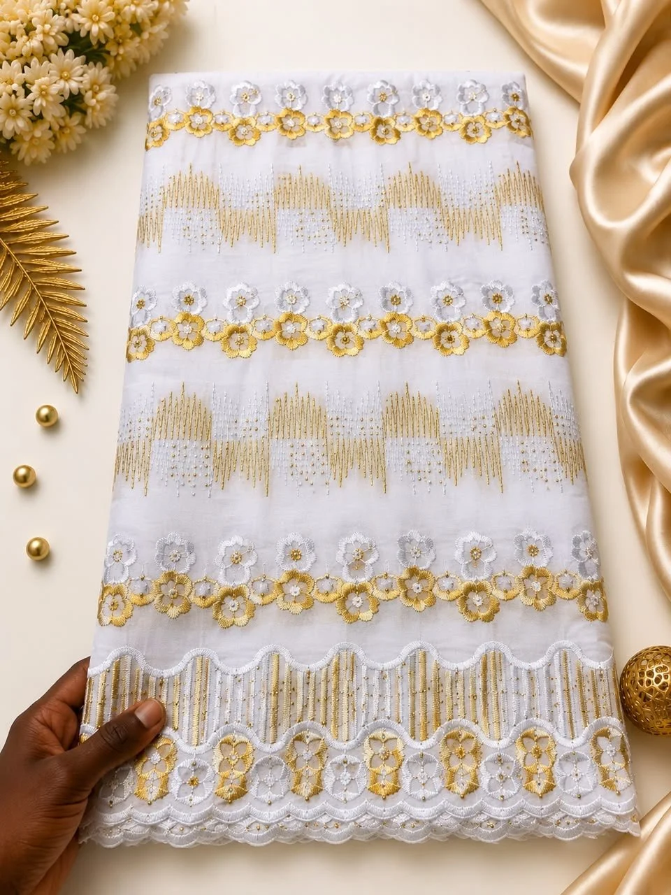 Brodé floral – Blanc et doré