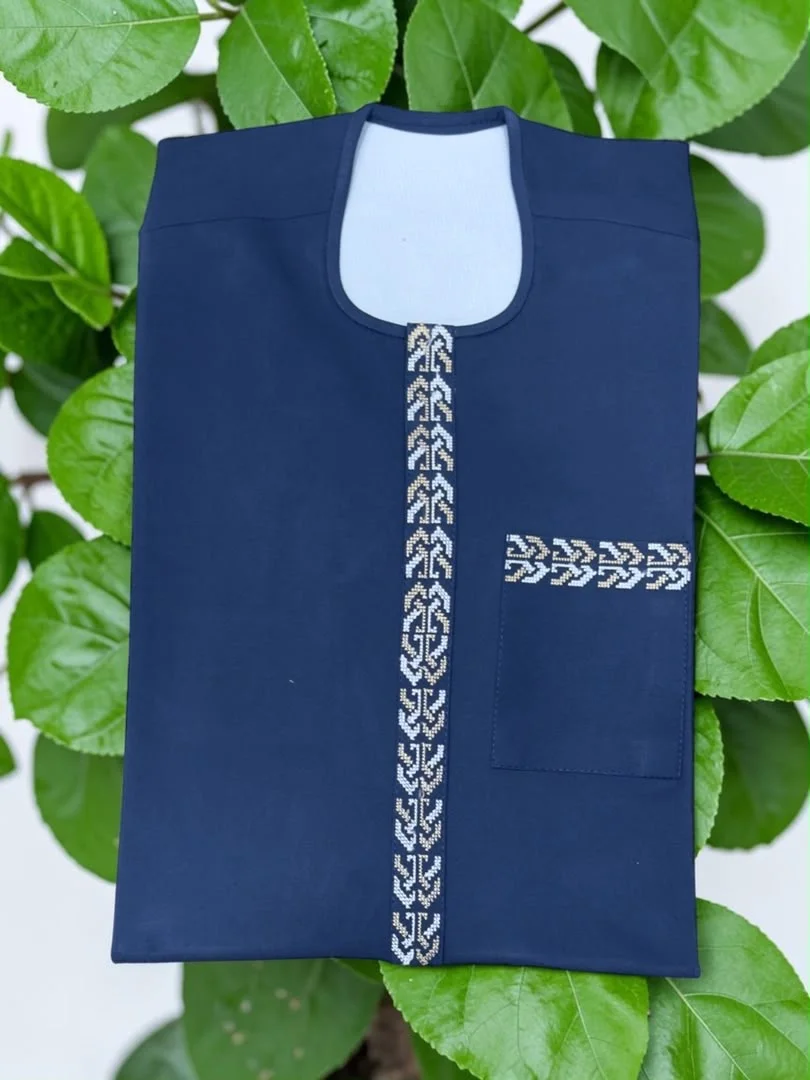 Tenue homme bleu marine brodée